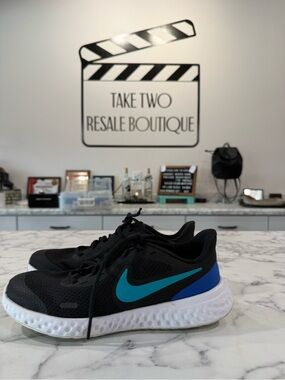 Nike Kids Black Sneakers with Teal Swoosh and Blue Heel 5.5Y